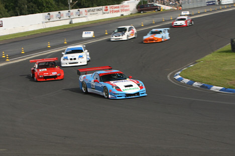 Hans-Henrik Pedersen har lagt en 7 liters V8-motor i den blå Corvette.